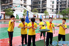 孩子们满头大汗却仍然兴致勃勃